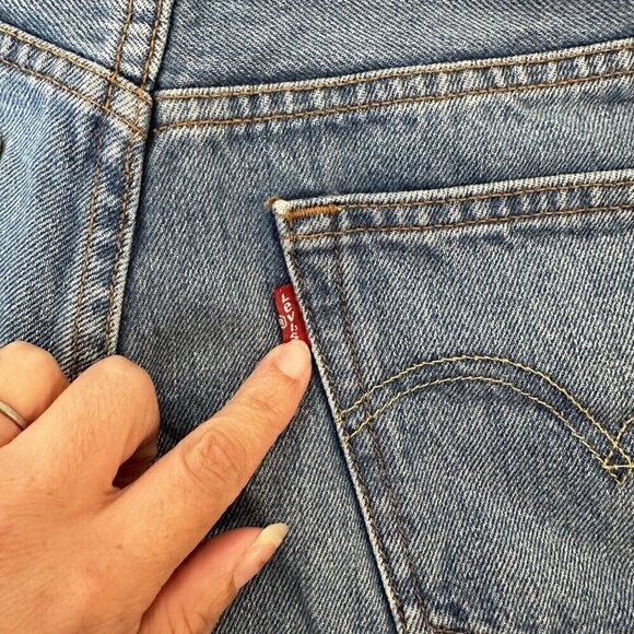 Levis 501 Cutofff Shorts Womens Blue Denim Medium Wash Button Fly Raw Hem Sz 27 - Picture 6 of 10